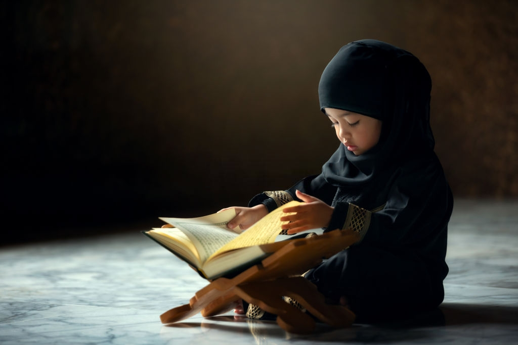 Слушание корана. Девушка с Кораном. Маленький ребёнок в руках Коран. Коран читать. Девочка читает Коран.