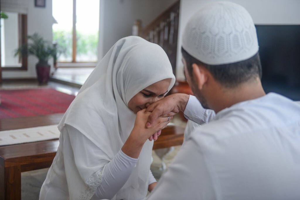 Istri Harus Patuh pada Suami atau Orang Tua? - Bincang Muslimah