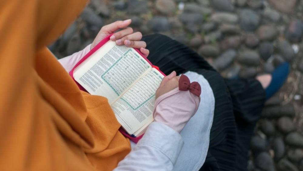 Hukum Perempuan Haid Menyentuh Mushaf Al-Qur'an - Bincang Muslimah