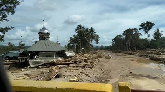 Bolehkah Salat Menggunakan Pakaian atau Alat Salat yang Terkena Lumpur?
