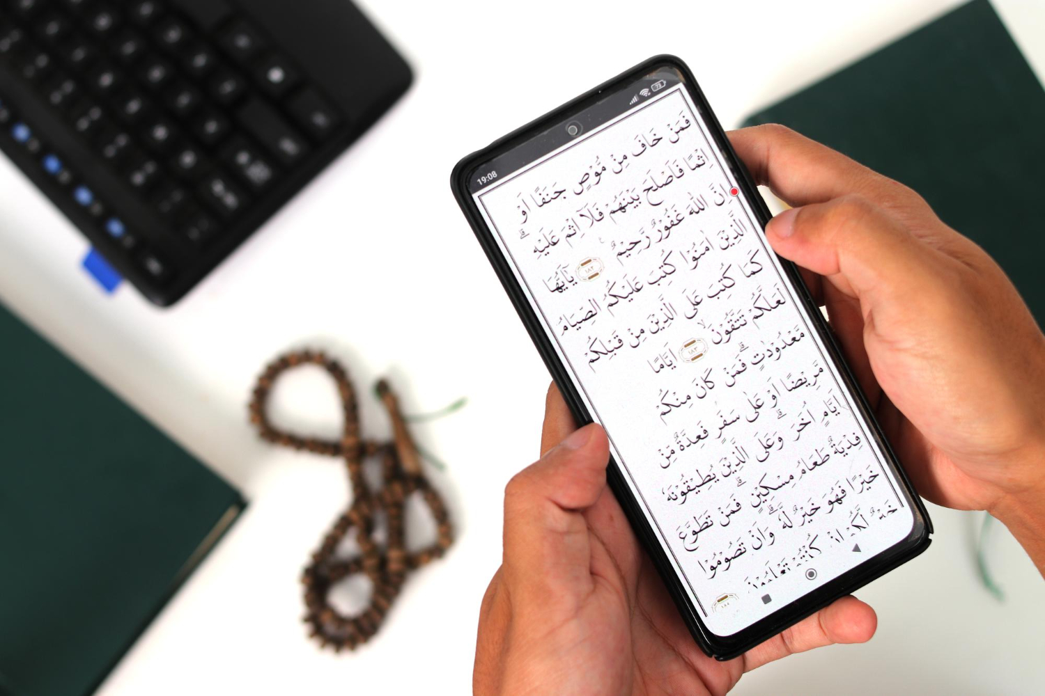 Bolehkah Perempuan Istihadhah Membaca Al-Qur'an Digital?