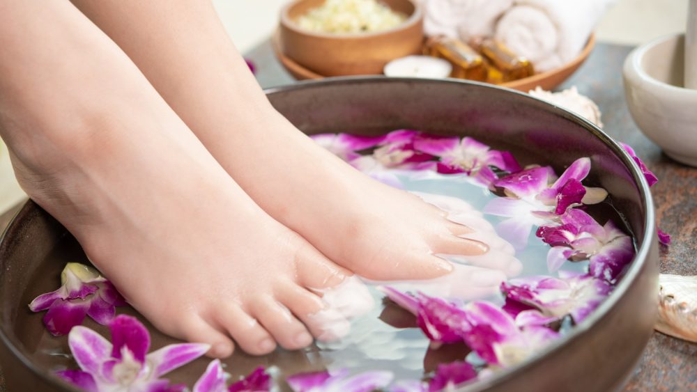 Hukum Minum Air Bekas Cucian Kaki Ibu