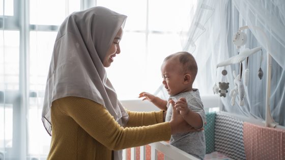 Anak Menangis saat Salat, Batalkan atau Lanjutkan?
