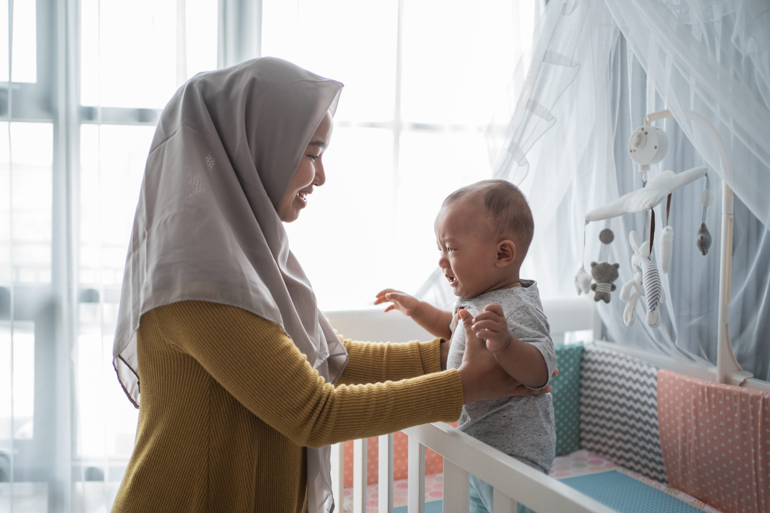 Anak Menangis saat Salat, Batalkan atau Lanjutkan?
